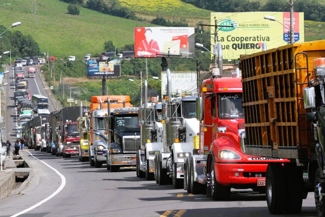 20260302209679-transportistas-rechzan-aranceles-en-carchi-2048x1365